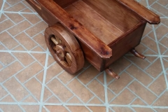  Carretilla de madera de pino, tinte sapeli ,acabado en laca 150€