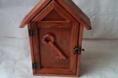  Caja de llaves . cabida para 15 llaves .Madera de pino, tinte sapeli, acabado en laca.40€