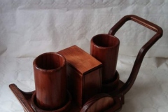  Carrito de basura .ideal para las especias y aceitera y vinagre .Madera de pino ,tinte sapeli, acabado en laca.40€