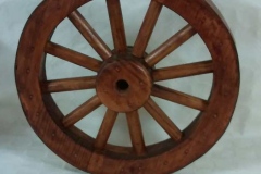  Rueda carreta , madera de pino , tinte sapeli , acabado en laca .60 de diámetro .80€ Las trabajo en varios tamaños