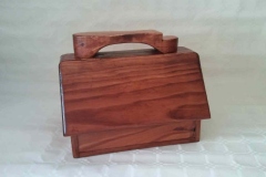  Caja limpia botas,madera de pino .50€